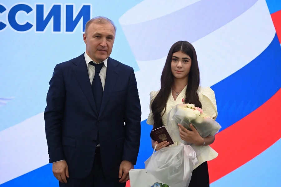 Глава Адыгеи вручил паспорта юным жителям республики